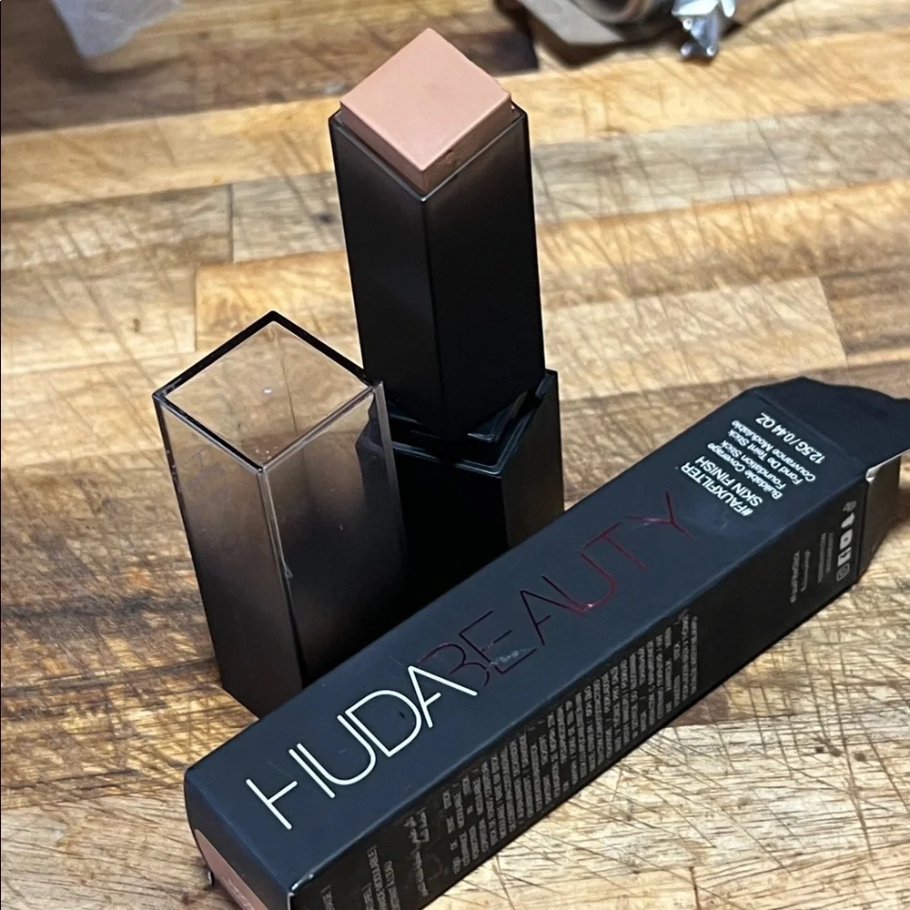 ⚡️💕HUDA BEAUTY Foundation Stick Biscotti